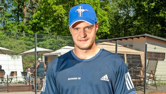 Aleksander Barkov ajaa luksus-Fordilla.