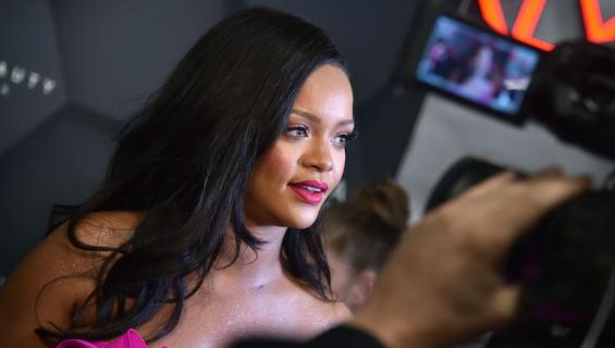 Rihanna paljasti ihoa.