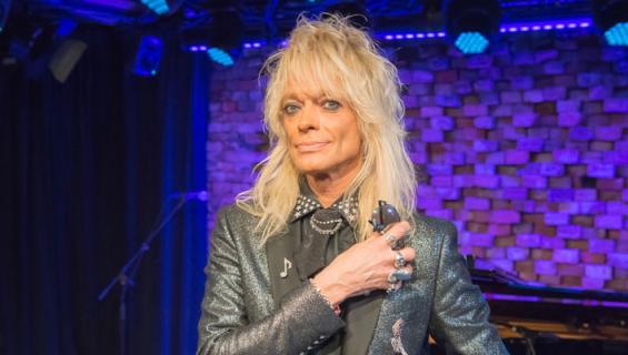 Michael Monroe kiirehti autotien yli.