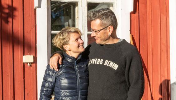 Sami garam ja Nina-rakas viettävät mökkijuhannuksen.