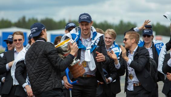 Seiska esittelee Leijonien rakkaat.