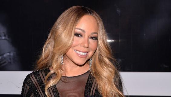 Mariah Carey nautti auringosta.