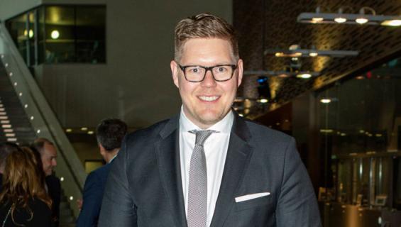 Antti Lindtman ajaa vaatimattomalla ökyautolla.