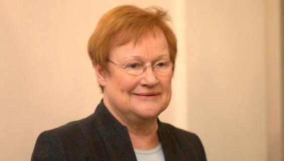 Tarja Halonen otti tilanteen haltuun uimarannalla.