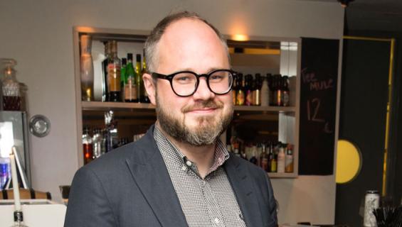 Tuomas Enbuske myöhästyi Topi Sukarin häistä.