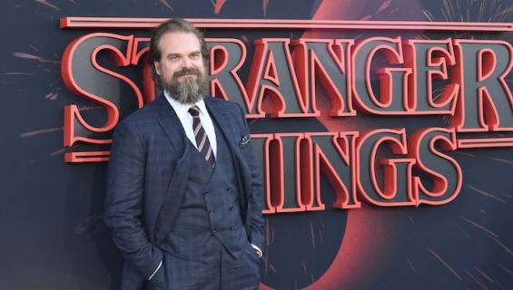 David Harbour tähdittää Stranger Things-sarjaa.
