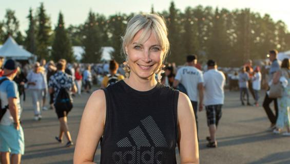 Laura Huhtasaari viihtyi festareilla miehensä kanssa.