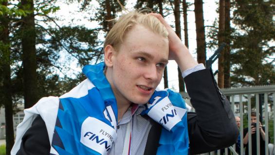 Kaapo Kakko joutui naisten piirittämäksi.