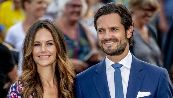 Prinssi Carl Philip ja prinsessa Sofia julkaisivat Instagramissa perinteisen kesäpotretin perheestään.
