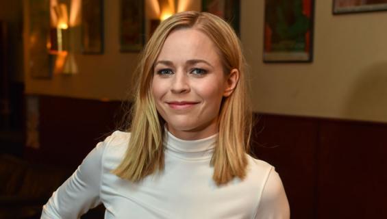 Paula Vesala asuu ökykartanossa.