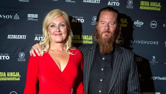 Mari Perankoski ja Jouni Hynynen lemmenlomalla.