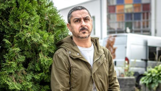 Arman kokeilee pintapelastusta.