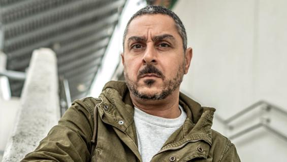 Arman Alizad kokeilee hautausurakoitsijan työtä.
