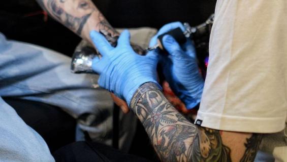 Tatuoija tekee upeita taideteoksia.
