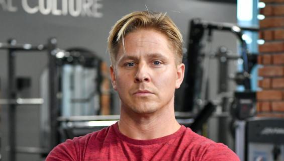 Markus Pöyhönen valmistautuu uuteen tv-ohjelmaan.