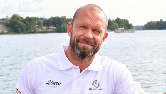 Jere Karalahti riisui paitansa.