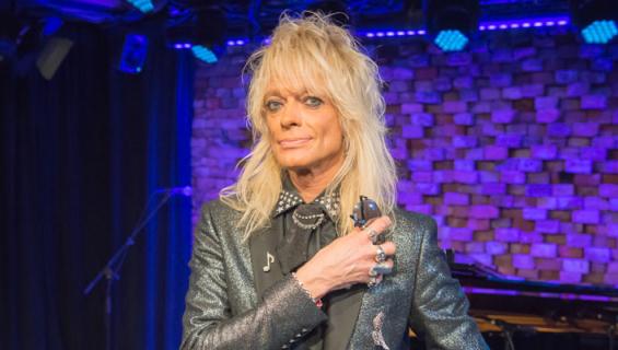 Michael Monroe odotti junaa.