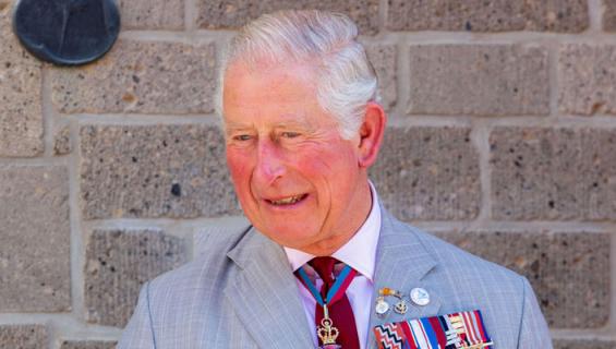 Prinssi Charles istutettiin helikopteriin.
