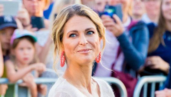 Madeleine jakoi pullaa.
