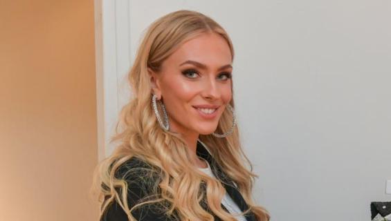 Anni Harjunpää esittelee jääkaappinsa sisällön.