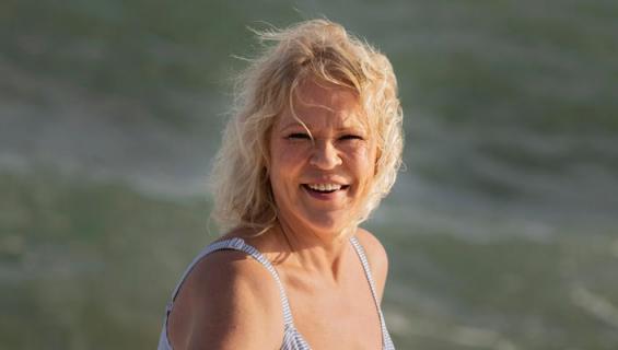 Johanna Karjunen bikinikuvissa.