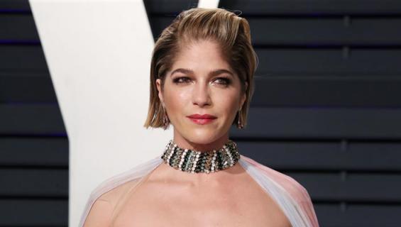 Selma Blair menetti hiuksensa.