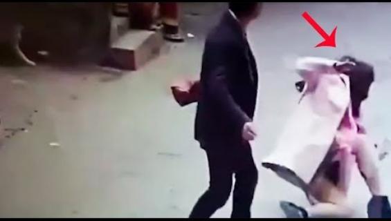 Miespuolinen kauppias matkusti lähes tuhat kilometriä hakatakseen palvelusta valittaneen naisasiakkaan! Katso järkyttävä video!