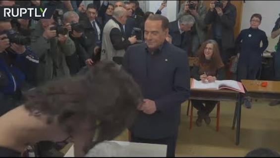 Oho, topless-aktivisti yllätti Berlusconin! Katso video!