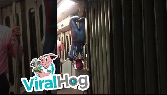 Kääk, näin tyylikkäästi Hämähäkkimies matkusti metrolla - katso video!