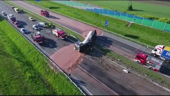 Moottoritielle valui tonneittain suklaata Puolassa: "Jäähtynyt suklaamassa on pahempaa kuin lumi" - katso video!