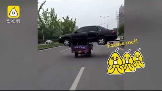 Mies keksi erikoisen tavan hinata autonsa - kuljetti sitä kolmipyöräisellä! Katso huikea video!