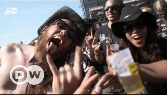 Iäkkäät moshaajat karkasivat vanhainkodista festareille - katso video!