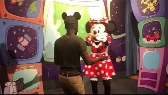 Mies kosi Minni Hiirtä Disneylandissa - Mikki keskeytti romanttisen hetken! Katso viraaliksi mennyt video!
