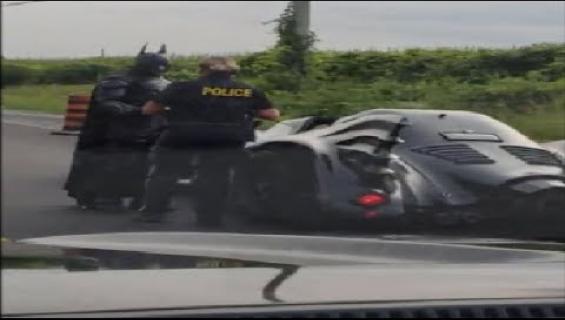 Peruspäivä liikenteessä! Poliisi pysäytti Batmanin auton - katso huikea video!