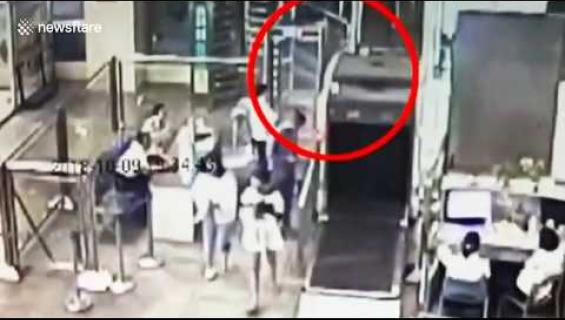 Kääk, lapsi katosi turvatarkastuksessa ja kiipesi matkatavaroiden läpivalaisulaitteeseen - katso video!