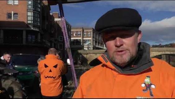 Maailman suurin kurpitsavene laskettiin vesille - katso video!