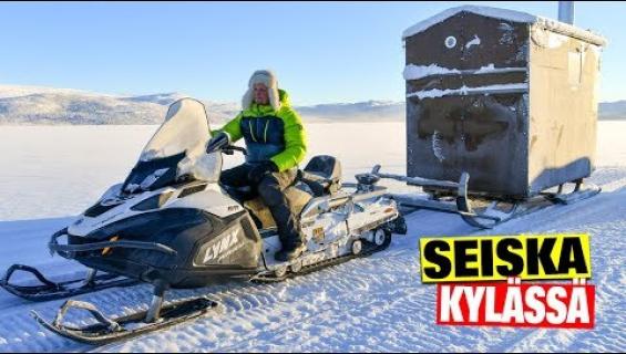 Käsittämätöntä menoa Lapissa: Äijä-koira saunoo liikkuvissa löylyissä, moottorikelkka hinaa Eränkävijät-Akin saunapilkkimökkiä Kilpisjärven jäällä - ainutlaatuinen video julki!