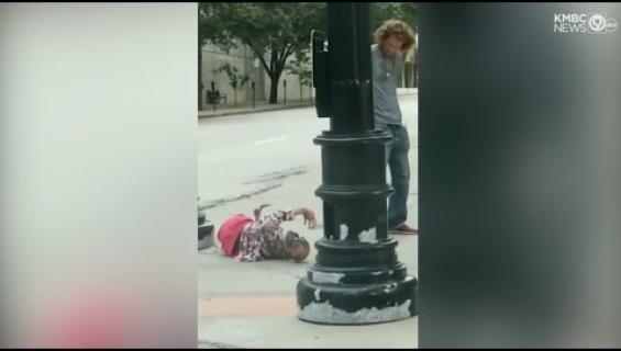 Seksinukkea kadulla kanniskellut mies aiheutti poliisioperaation Kansas Cityssä!