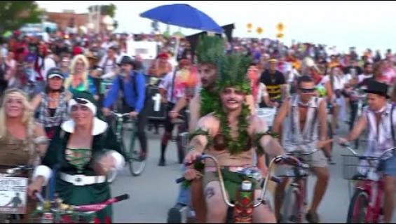 Hui! Zombiet lähtivät pyöräretkelle Floridassa - video!
