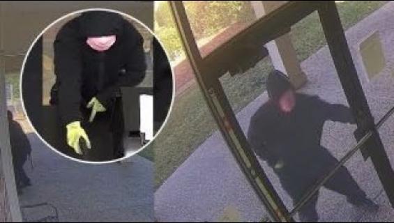 Maailman kömpelöin rosvo! Jalan paennut pankkiryöstäjä kompasteli puistossa ja tallentui kameroihin - pääsi silti karkuun!