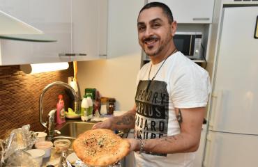 Arman Alizad nauttii iranilaisesta ruoasta.