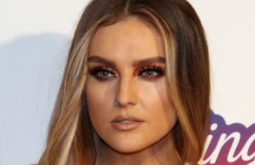 Perrie Edwards poseeraa Lontoossa joulukuussa 2016