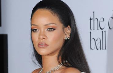 Rihanna poseeraa