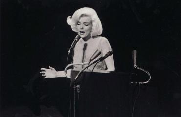 Marilyn Monroe laulaa Dear Mr. President -kappaletta.