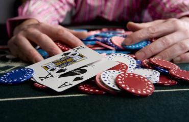 Mies ryösti pankin voidakseen jatkaa blackjack-peliään.