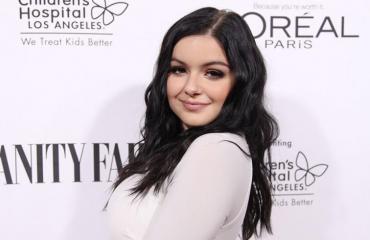 Ariel winter punaisella matolla.
