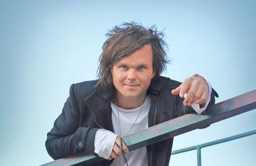 Lauri Ylönen katsoo kameraan.
