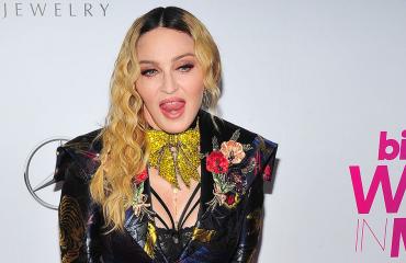 Madonna punaisella matolla