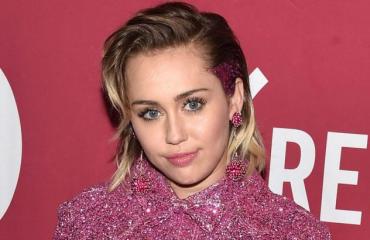 Miley cyrus punaisella matolla.