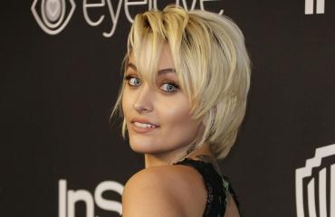 Paris Jackson punaisella matolla